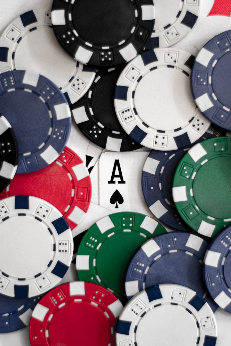 Krupiérka s kartami - baccarat live